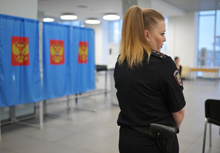 Сотрудница полиции на одном из избирательных участков в Новосибирске Сотрудница полиции на одном из избирательных участков в Новосибирске