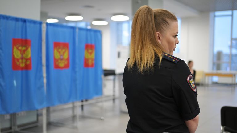 Сотрудница полиции на одном из избирательных участков в Новосибирске Сотрудница полиции на одном из избирательных участков в Новосибирске