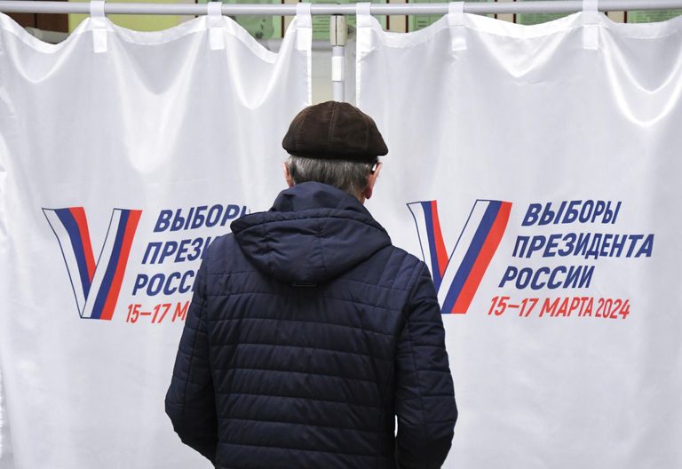 Мужчина голосует на выборах президента России на избирательном участке №4126 во Владивостоке Мужчина голосует на выборах президента России на избирательном участке №4126 во Владивостоке