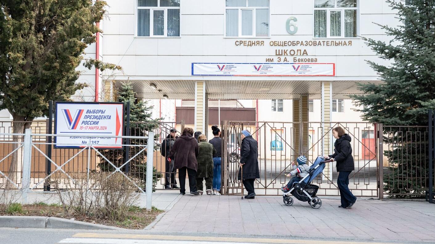 Люди у избирательного участка №8357 во время выборов президента России в Цхинвале Люди у избирательного участка №8357 во время выборов президента России в Цхинвале - РИА Новости, 1920, 16.03.2024