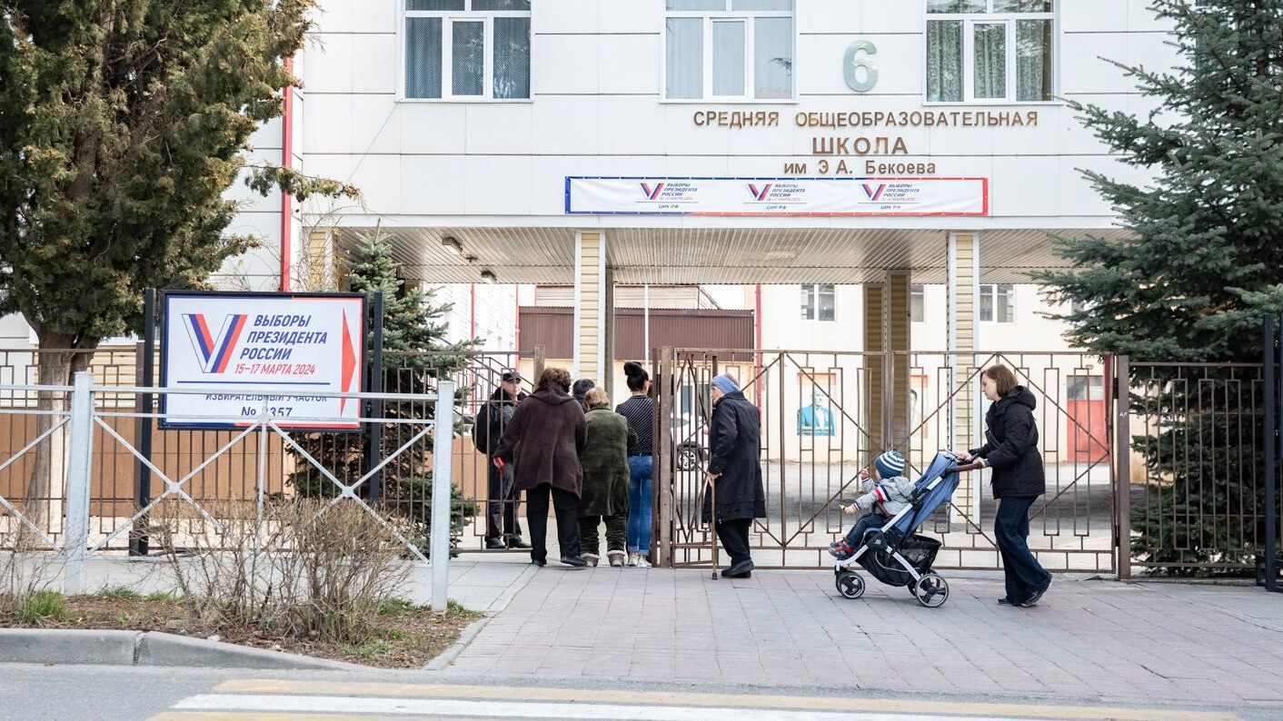 Люди у избирательного участка №8357 во время выборов президента России в Цхинвале Люди у избирательного участка №8357 во время выборов президента России в Цхинвале - РИА Новости, 1920, 16.03.2024