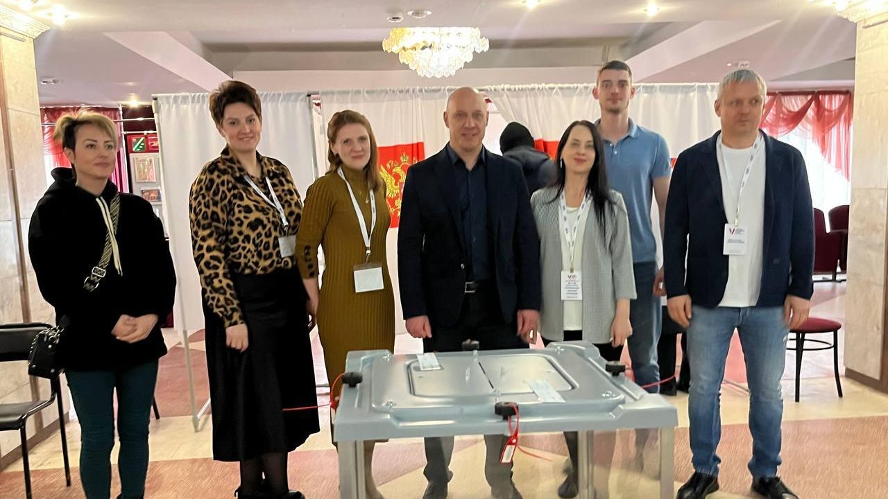 Депутат Государственной Думы, музыкант Денис Майданов проголосовал на избирательном участке в подмосковном Наро-Фоминске Депутат Государственной Думы, музыкант Денис Майданов проголосовал на избирательном участке в подмосковном Наро-Фоминске - РИА Новости, 1920, 16.03.2024