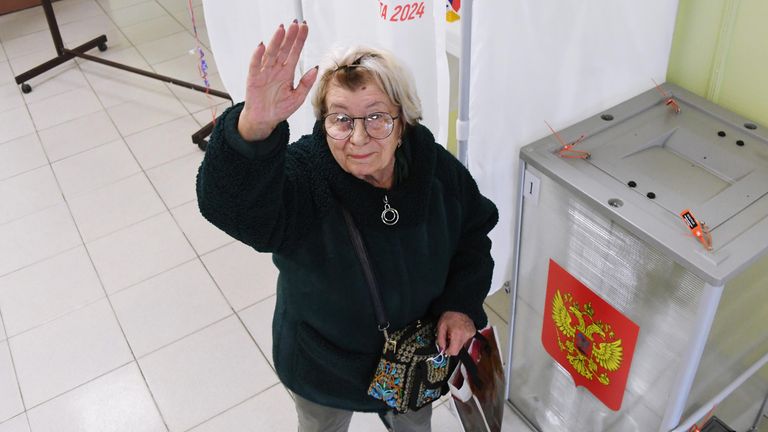 Женщина голосует на выборах президента России на избирательном участке №4126 во Владивостоке Женщина голосует на выборах президента России на избирательном участке №4126 во Владивостоке