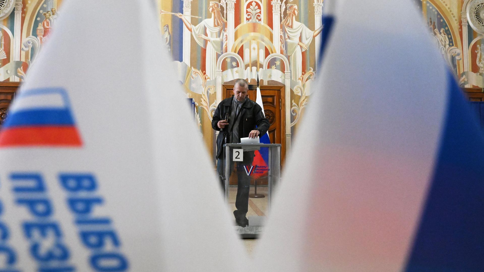Мужчина голосует на выборах президента России на избирательном участке в Луганске - РИА Новости, 1920, 16.03.2024