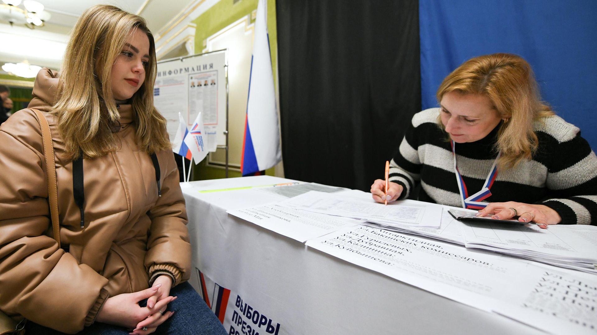 Девушка голосует на выборах президента России на избирательном участке в Донецке - РИА Новости, 1920, 17.03.2024