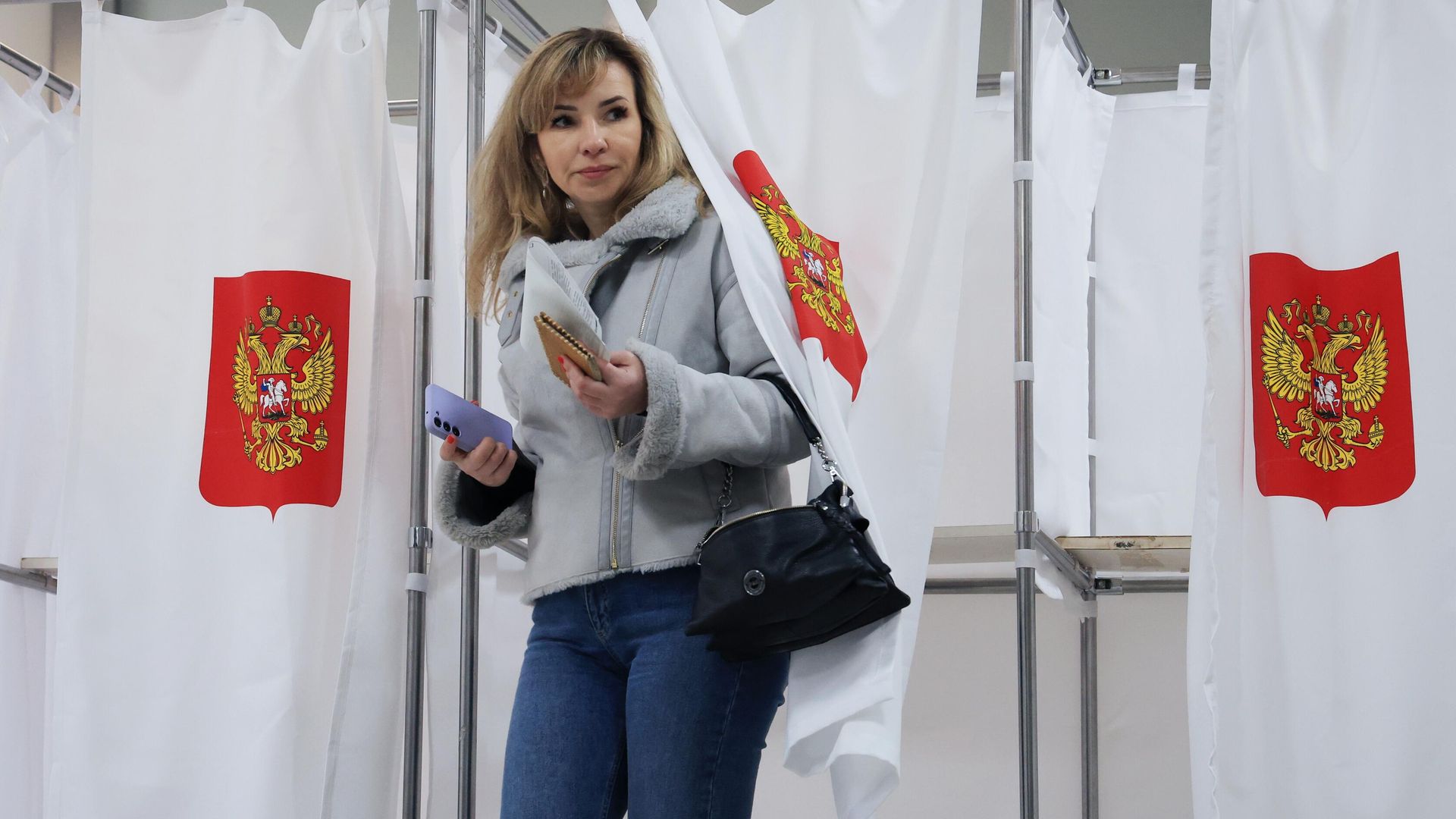 Девушка голосует на выборах президента России на одном из избирательных участков в Симферополе Девушка голосует на выборах президента России на одном из избирательных участков в Симферополе - РИА Новости, 1920, 17.03.2024