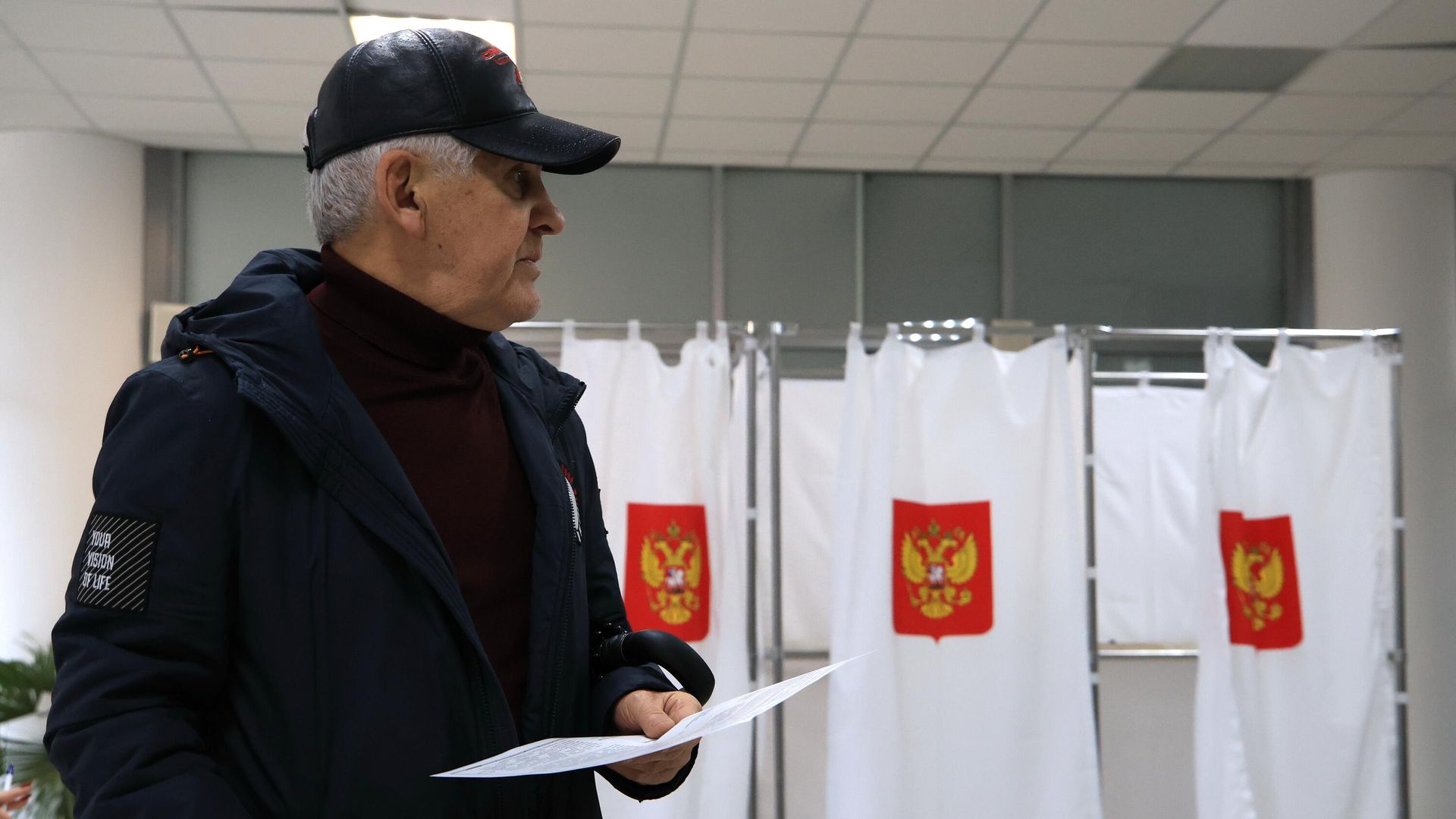Мужчина голосует на выборах президента России Мужчина голосует на выборах президента России - РИА Новости, 1920, 17.03.2024