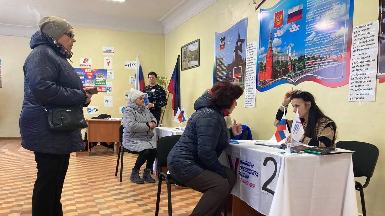 Избиратели на участке в Горловке Избиратели на участке в Горловке - РИА Новости, 1920, 17.03.2024