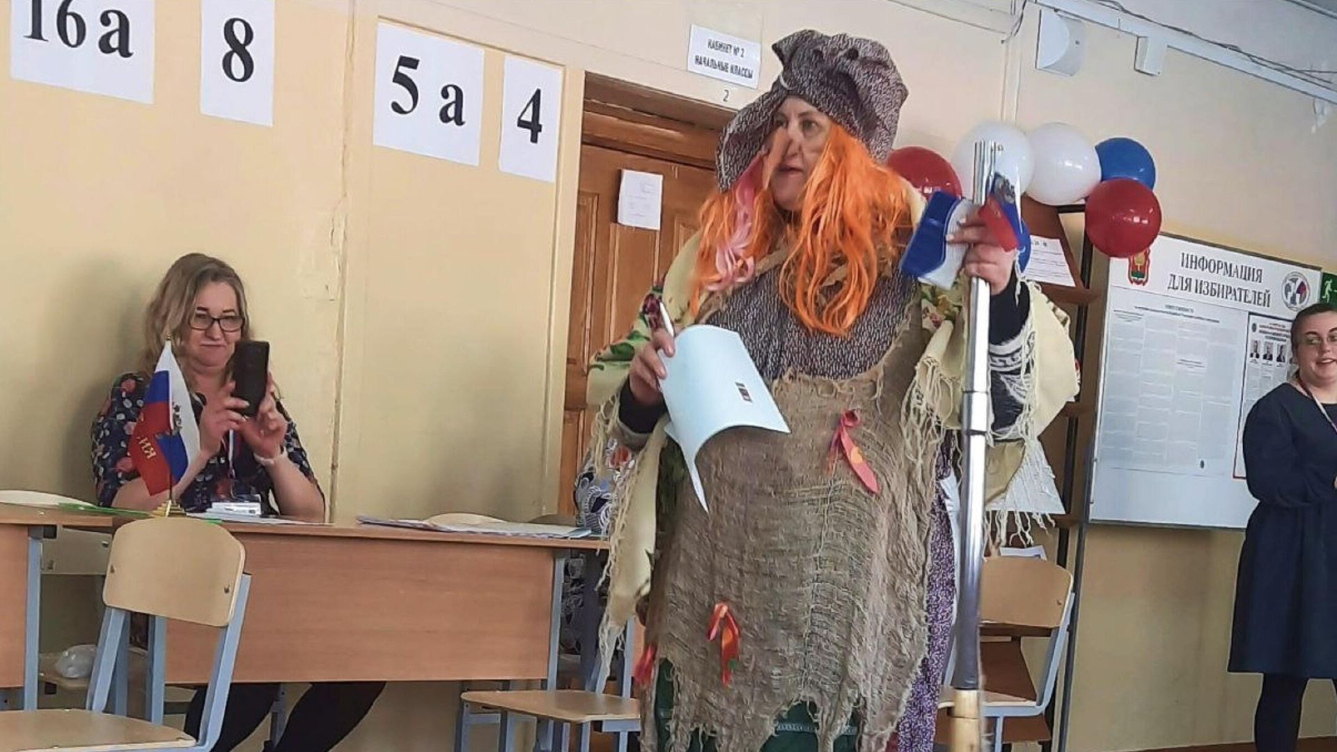 Женщина в костюме Бабы-яги на избирательном участке в Липецкой области Женщина в костюме Бабы-яги на избирательном участке в Липецкой области - РИА Новости, 1920, 16.03.2024