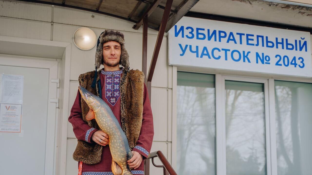 Мужчина в костюме Емели на избирательном участке в Тюменской области Мужчина в костюме Емели на избирательном участке в Тюменской области - РИА Новости, 1920, 16.03.2024