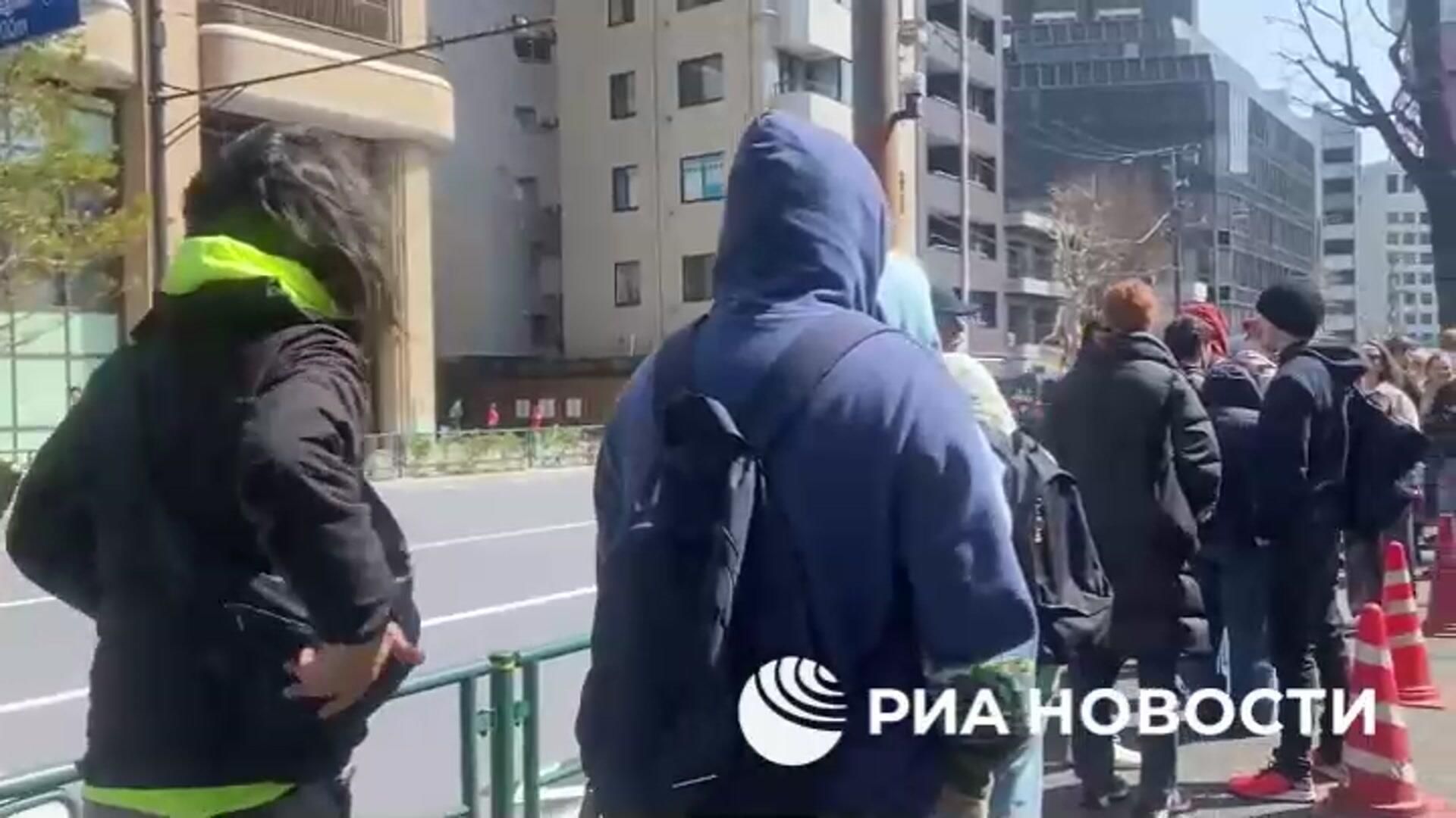 Очередь из желающих проголосовать на выборах президента России в Токио Очередь из желающих проголосовать на выборах президента России в Токио - РИА Новости, 1920, 17.03.2024