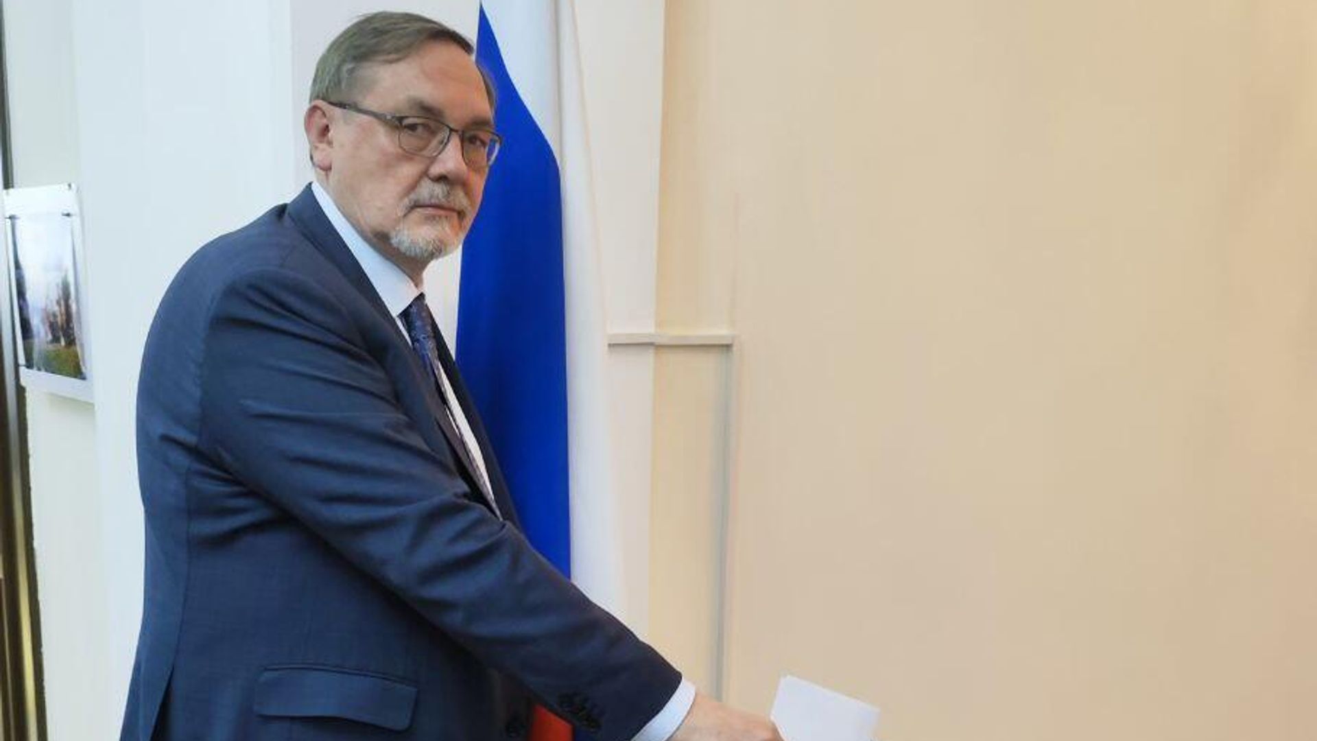 Посол России в Туркменистане Иван Волынкин во время голосования на выборах Президента Российской Федерации в Ашхабаде. 17 марта 2024 Посол России в Туркменистане Иван Волынкин во время голосования на выборах Президента Российской Федерации в Ашхабаде. 17 марта 2024 - РИА Новости, 1920, 17.03.2024