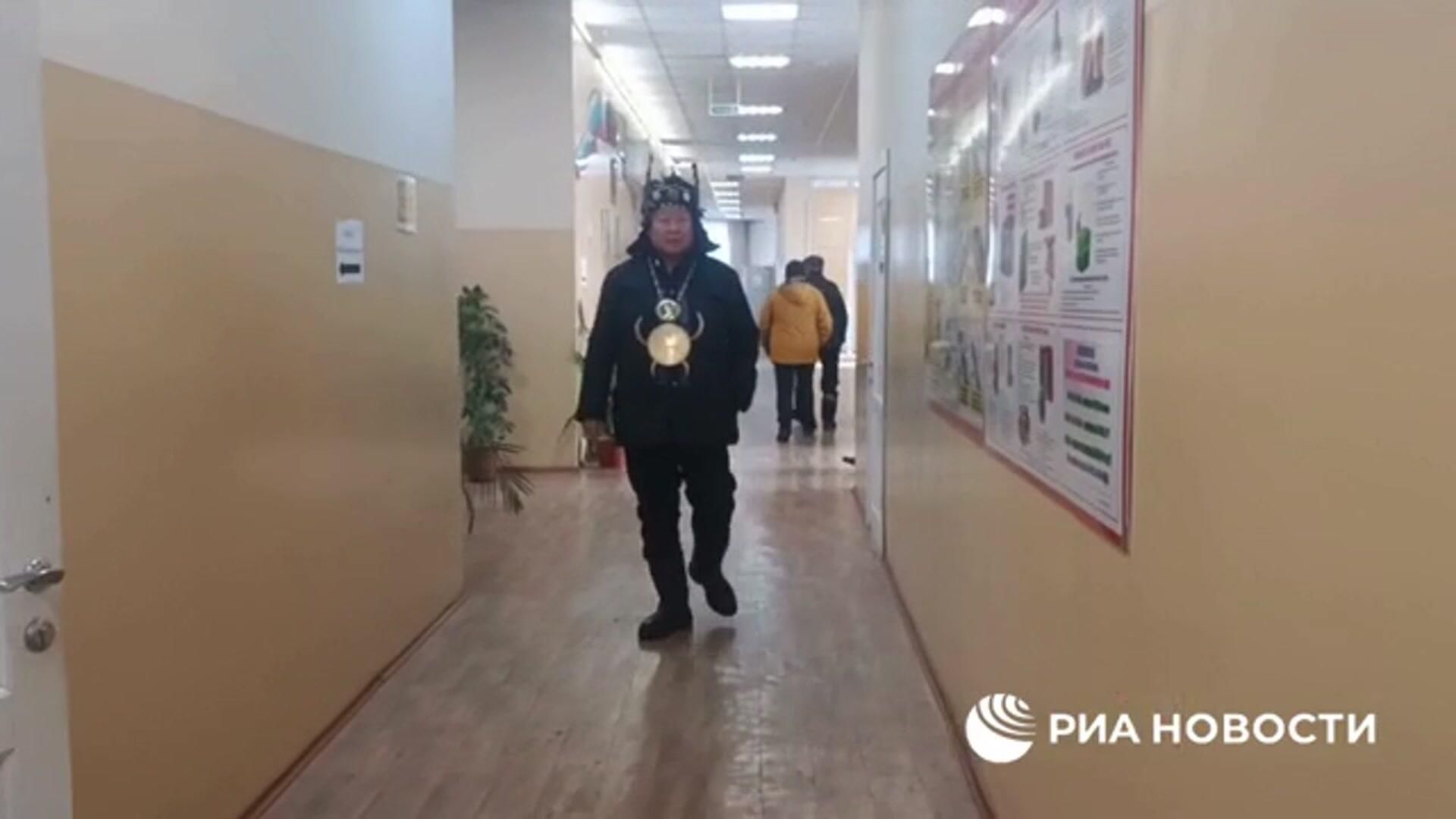 Верховный шаман России на избирательном участке Верховный шаман России на избирательном участке - РИА Новости, 1920, 17.03.2024