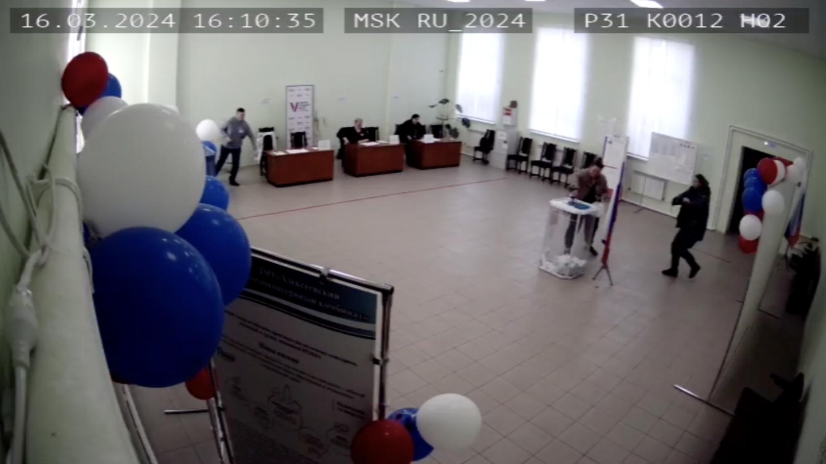Жительница Алексеевского округа Белгородской области залила стационарный ящик для голосования зеленкой. 16 марта 2024 Жительница Алексеевского округа Белгородской области залила стационарный ящик для голосования зеленкой. 16 марта 2024 - РИА Новости, 1920, 16.03.2024