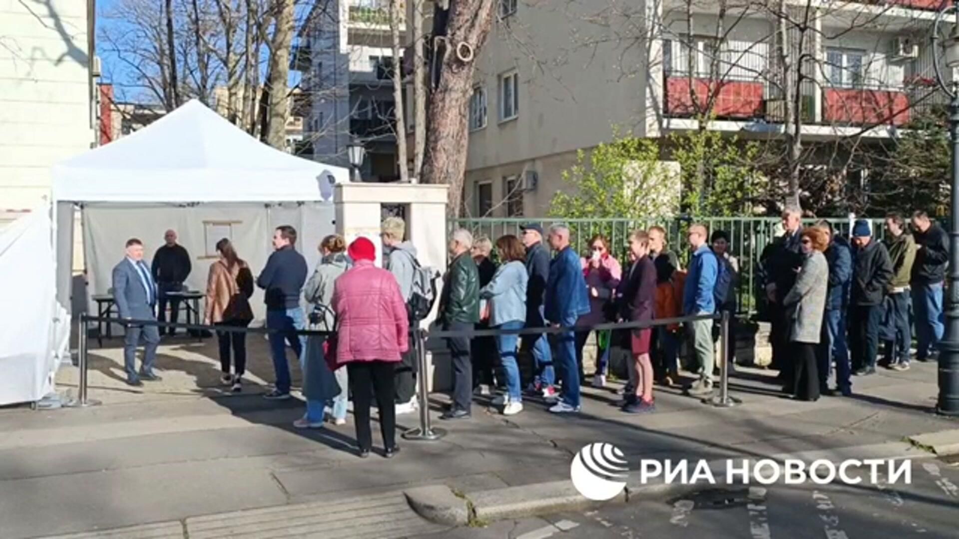 Очередь перед избирательным участком в Будапеште Очередь перед избирательным участком в Будапеште - РИА Новости, 1920, 17.03.2024