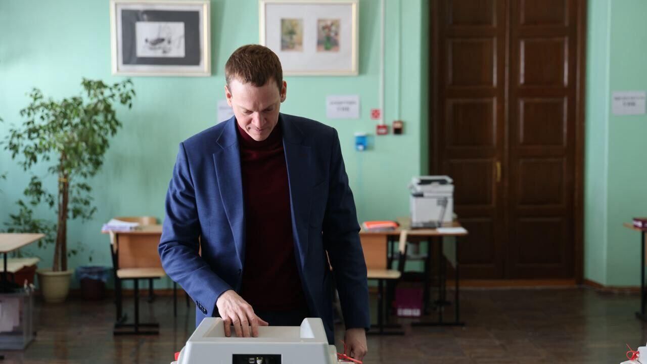 Губернатор Рязанской области Павел Малков во время голосования на выборах президента РФ на участке в центре Рязани Губернатор Рязанской области Павел Малков во время голосования на выборах президента РФ на участке в центре Рязани - РИА Новости, 1920, 17.03.2024