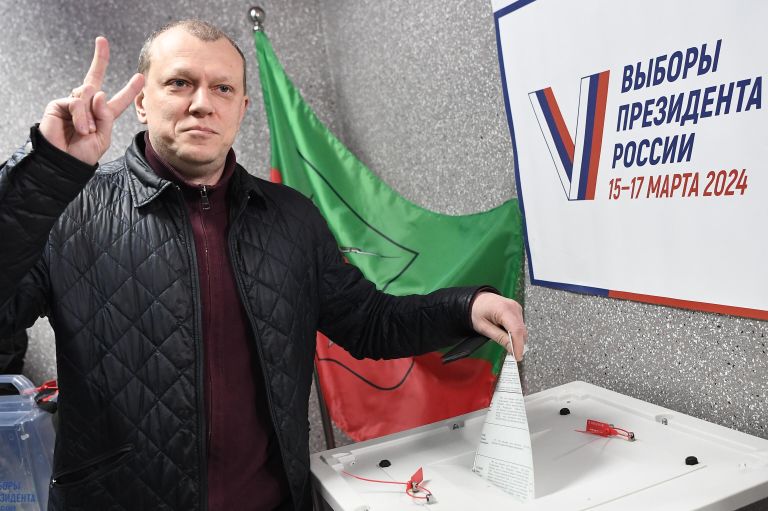 Председатель правительства Запорожской области Антон Кольцов голосует на выборах президента России на избирательном участке в Мелитополе Запорожской области Председатель правительства Запорожской области Антон Кольцов голосует на выборах президента России на избирательном участке в Мелитополе Запорожской области