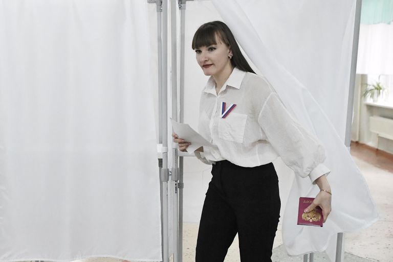 Женщина голосует на выборах президента России на избирательном участке в Константиновке Женщина голосует на выборах президента России на избирательном участке в Константиновке
