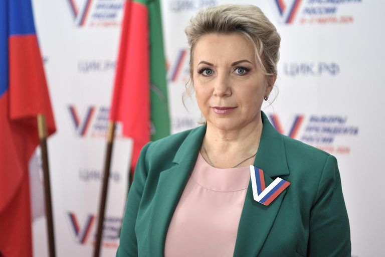 Глава избирательной комиссии Запорожской области Галина Катющенко на избирательном участке в Мелитополе Запорожской области на выборах президента России Глава избирательной комиссии Запорожской области Галина Катющенко на избирательном участке в Мелитополе Запорожской области на выборах президента России