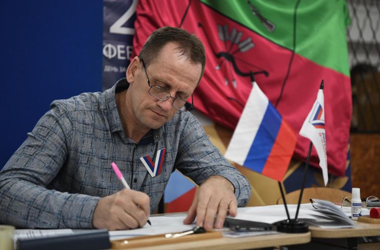 Сотрудник избирательного участка в Константиновке на выборах президента России Сотрудник избирательного участка в Константиновке на выборах президента России