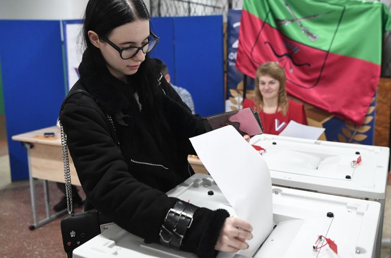 Девушка голосует на выборах президента России на избирательном участке в Константиновке Девушка голосует на выборах президента России на избирательном участке в Константиновке