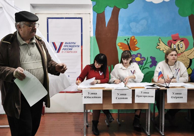 Мужчина голосует на выборах президента России на избирательном участке в Константиновке Мужчина голосует на выборах президента России на избирательном участке в Константиновке