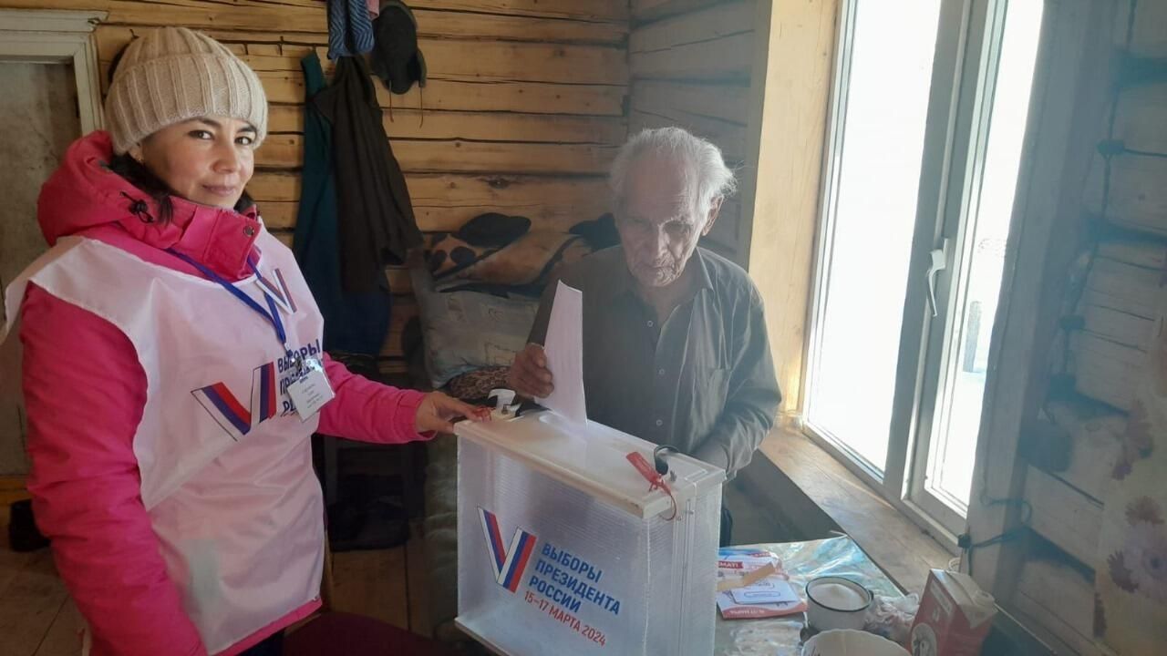 Члены избирательной комиссии села Усмангали в Башкирии отвезли ящик для голосования 90-летнему отшельнику Киньягулу Салимгарееву Члены избирательной комиссии села Усмангали в Башкирии отвезли ящик для голосования 90-летнему отшельнику Киньягулу Салимгарееву - РИА Новости, 1920, 17.03.2024