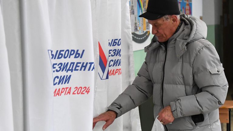 Мужчина голосует на выборах президента России на избирательном участке во Владивостоке Мужчина голосует на выборах президента России на избирательном участке во Владивостоке