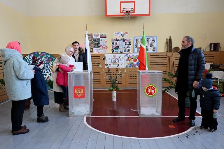 Многодетная семья Мурсаловых голосует на выборах президента России на избирательном участке в школе №100 в поселке Отары, Казань Многодетная семья Мурсаловых голосует на выборах президента России на избирательном участке в школе №100 в поселке Отары, Казань