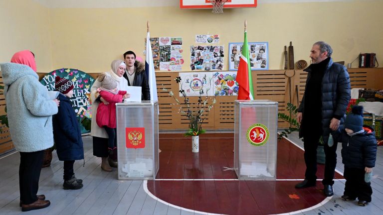 Многодетная семья Мурсаловых голосует на выборах президента России на избирательном участке в школе №100 в поселке Отары, Казань Многодетная семья Мурсаловых голосует на выборах президента России на избирательном участке в школе №100 в поселке Отары, Казань
