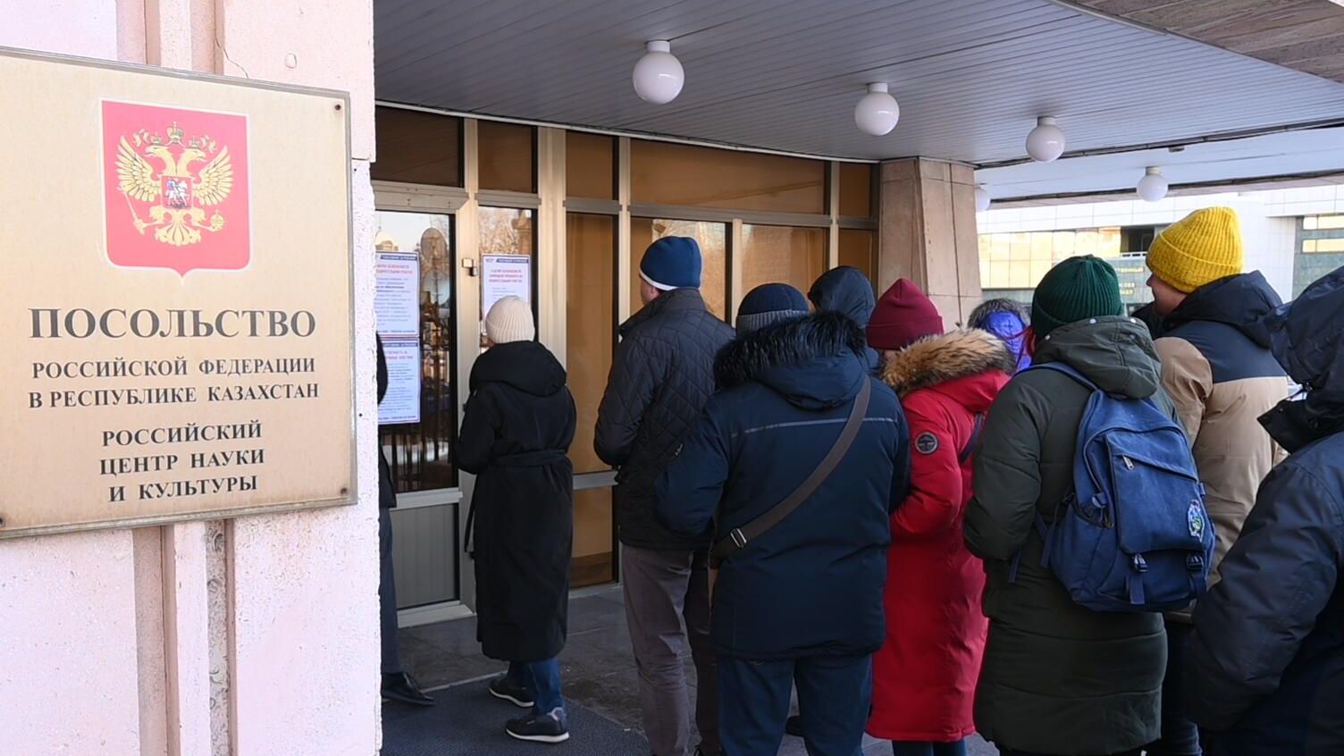 Люди стоят в очереди, чтобы проголосовать на выборах президента России на избирательном участке в посольстве России в Алма-Ате. 17 марта 2024 Люди стоят в очереди, чтобы проголосовать на выборах президента России на избирательном участке в посольстве России в Алма-Ате. 17 марта 2024 - РИА Новости, 1920, 17.03.2024