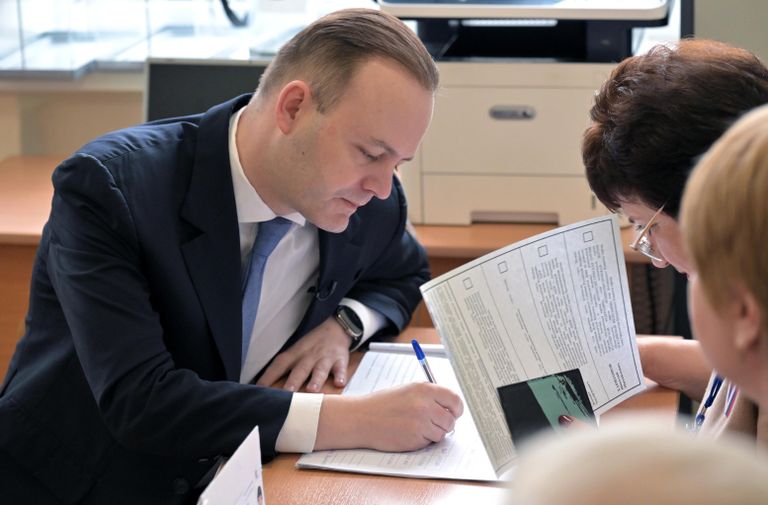 Кандидат в президенты РФ, заместитель председателя Государственной Думы РФ Владислав Даванков голосует на президентских выборах на избирательном участке в Смоленске Кандидат в президенты РФ, заместитель председателя Государственной Думы РФ Владислав Даванков голосует на президентских выборах на избирательном участке в Смоленске