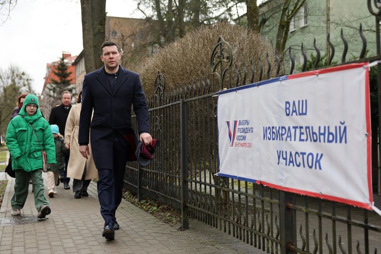 Губернатор Калининградской области Антон Алиханов на пути к избирательному участку No332 в Калининграде Губернатор Калининградской области Антон Алиханов на пути к избирательному участку No332 в Калининграде