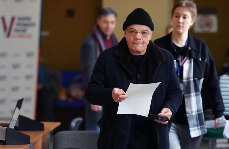 Актер Константин Райкин голосует на выборах президента России на избирательном участке школы №1282 Сокольники в Москве Актер Константин Райкин голосует на выборах президента России на избирательном участке школы №1282 Сокольники в Москве