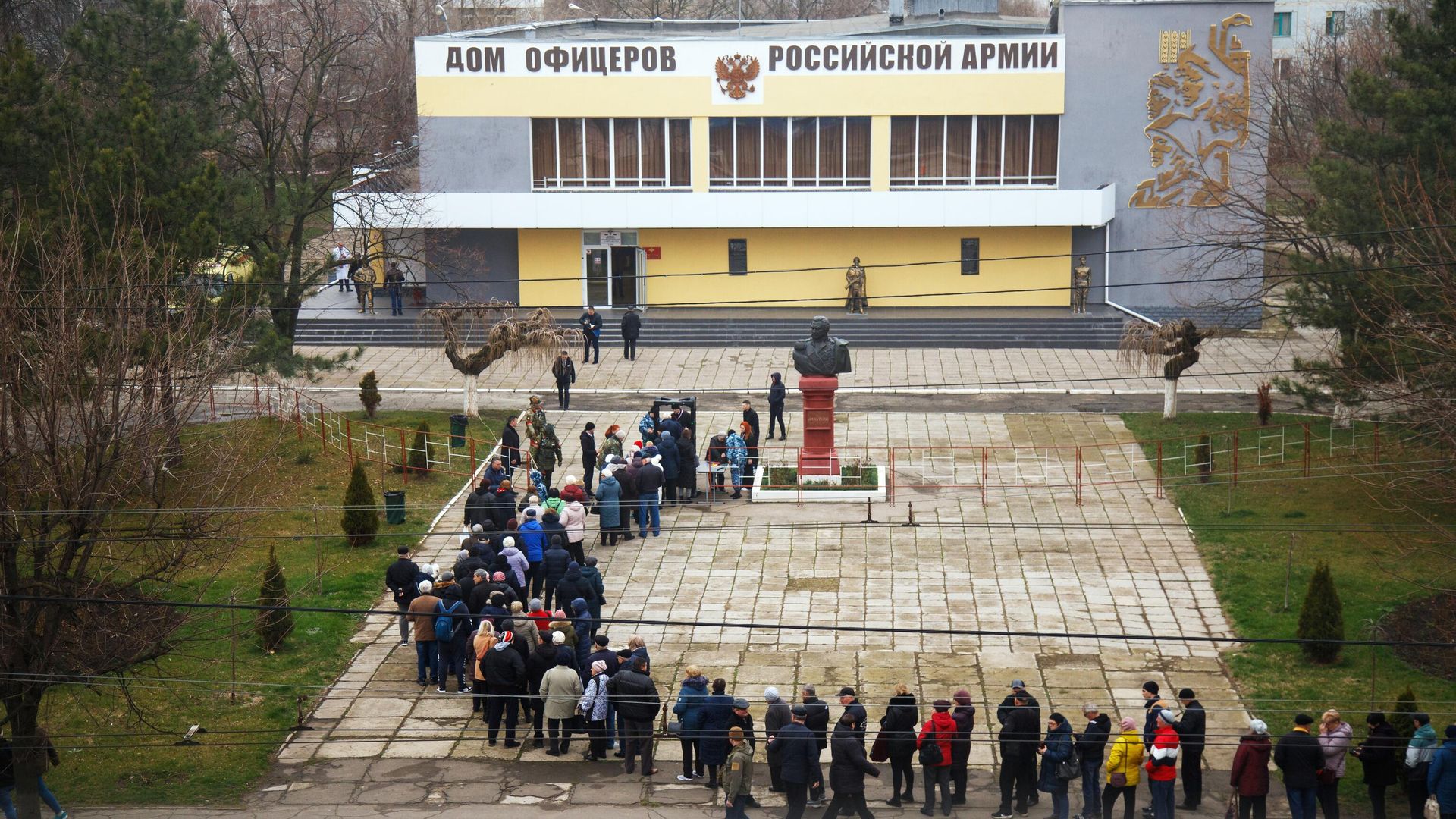 Люди стоят в очереди на избирательный участок в Дом офицеров российской армии в Тирасполе для голосования на выборах президента России Люди стоят в очереди на избирательный участок в Дом офицеров российской армии в Тирасполе для голосования на выборах президента России - РИА Новости, 1920, 18.03.2024