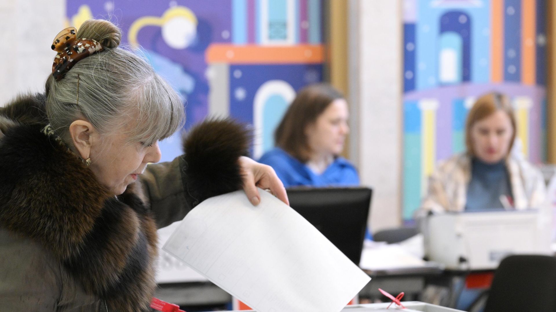 Женщина голосует на выборах президента России на избирательном участке №2204 в здании Аничкова дворца в Санкт-Петербурге Женщина голосует на выборах президента России на избирательном участке №2204 в здании Аничкова дворца в Санкт-Петербурге - РИА Новости, 1920, 17.03.2024