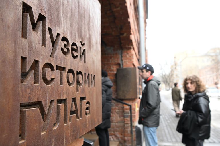 Люди стоят в очереди избирательном участке № 151 в Государственном музее истории ГУЛАГа в Москве на выборах президента России Люди стоят в очереди избирательном участке № 151 в Государственном музее истории ГУЛАГа в Москве на выборах президента России