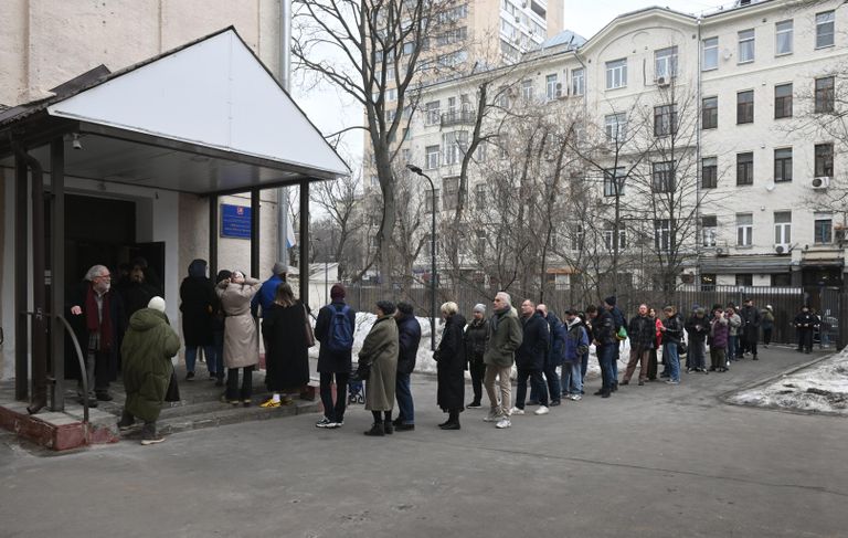 Люди стоят в очереди, чтобы проголосовать на выборах президента России на избирательном участке школы №2123 в Москве Люди стоят в очереди, чтобы проголосовать на выборах президента России на избирательном участке школы №2123 в Москве