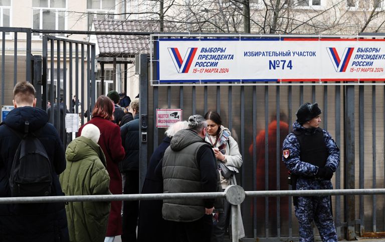 Люди стоят в очереди, чтобы проголосовать на выборах президента России на избирательном участке в Москве Люди стоят в очереди, чтобы проголосовать на выборах президента России на избирательном участке в Москве