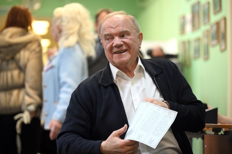 Председатель ЦК КПРФ Геннадий Зюганов голосует на выборах президента России на избирательном участке № 143 в школе № 1574 в Москве Председатель ЦК КПРФ Геннадий Зюганов голосует на выборах президента России на избирательном участке № 143 в школе № 1574 в Москве