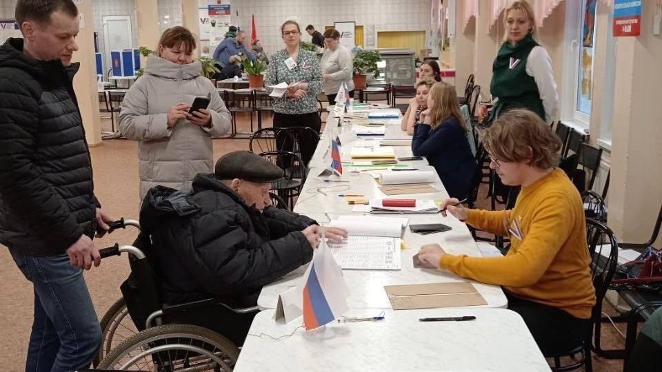 Ветеран Великой Отечественной войны во время голосования на выборах президента РФ в Петербурге Ветеран Великой Отечественной войны во время голосования на выборах президента РФ в Петербурге - РИА Новости, 1920, 17.03.2024