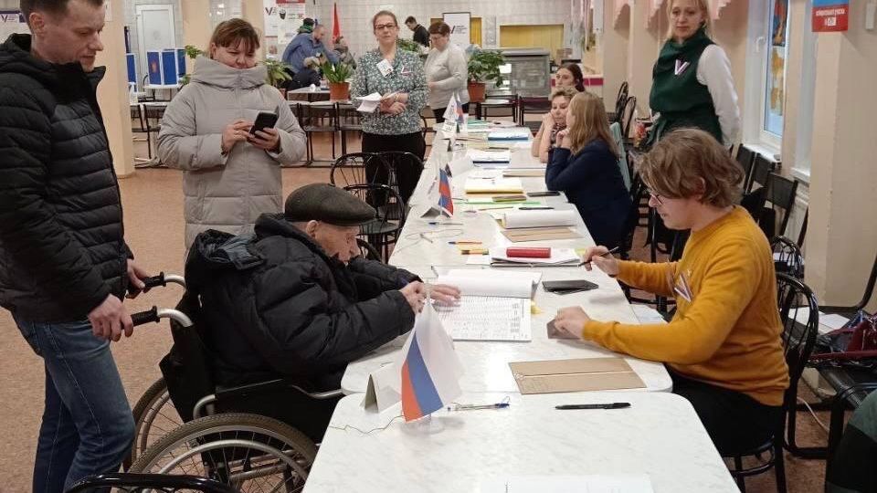 Ветеран Великой Отечественной войны во время голосования на выборах президента РФ в Петербурге Ветеран Великой Отечественной войны во время голосования на выборах президента РФ в Петербурге - РИА Новости, 1920, 17.03.2024