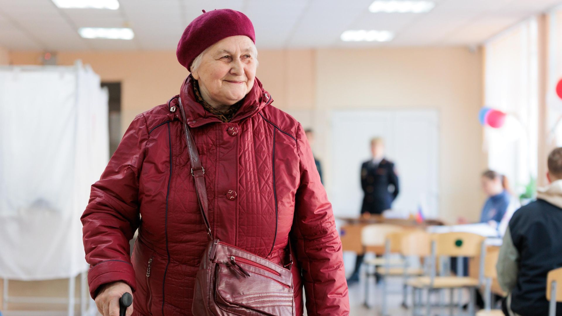 Женщина проголосовала на выборах президента России на избирательном участке в Иваново. 17 марта 2024 Женщина проголосовала на выборах президента России на избирательном участке в Иваново. 17 марта 2024 - РИА Новости, 1920, 17.03.2024