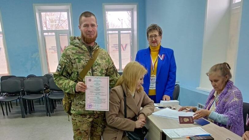 Военнослужащий, вернувшись в Саратовскую область в отпуск из зоны СВО, сразу после регистрации брака проголосовал на выборах президента России Военнослужащий, вернувшись в Саратовскую область в отпуск из зоны СВО, сразу после регистрации брака проголосовал на выборах президента России - РИА Новости, 1920, 17.03.2024