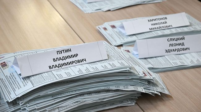 Разложенные бюллетени кандидатов на должность президента России после их подсчета по окончании процедуры голосования на выборах президента России