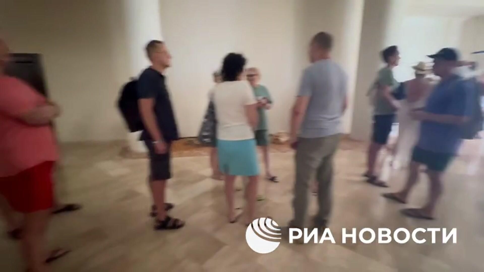 Россияне голосуют на выборах президента в Варадеро на Кубе Россияне голосуют на выборах президента в Варадеро на Кубе - РИА Новости, 1920, 17.03.2024