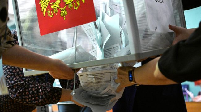 Члены участковой избирательной комиссии во время подсчета голосов после окончания процедуры голосования на выборах президента России на избирательном участке в Новосибирске
