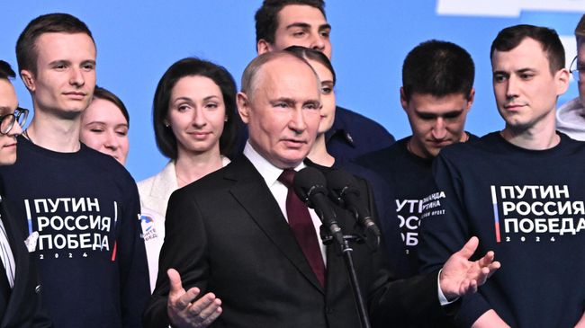 Кандидат в президенты РФ, действующий президент РФ Владимир Путин на встрече с доверенными лицами в избирательном штабе