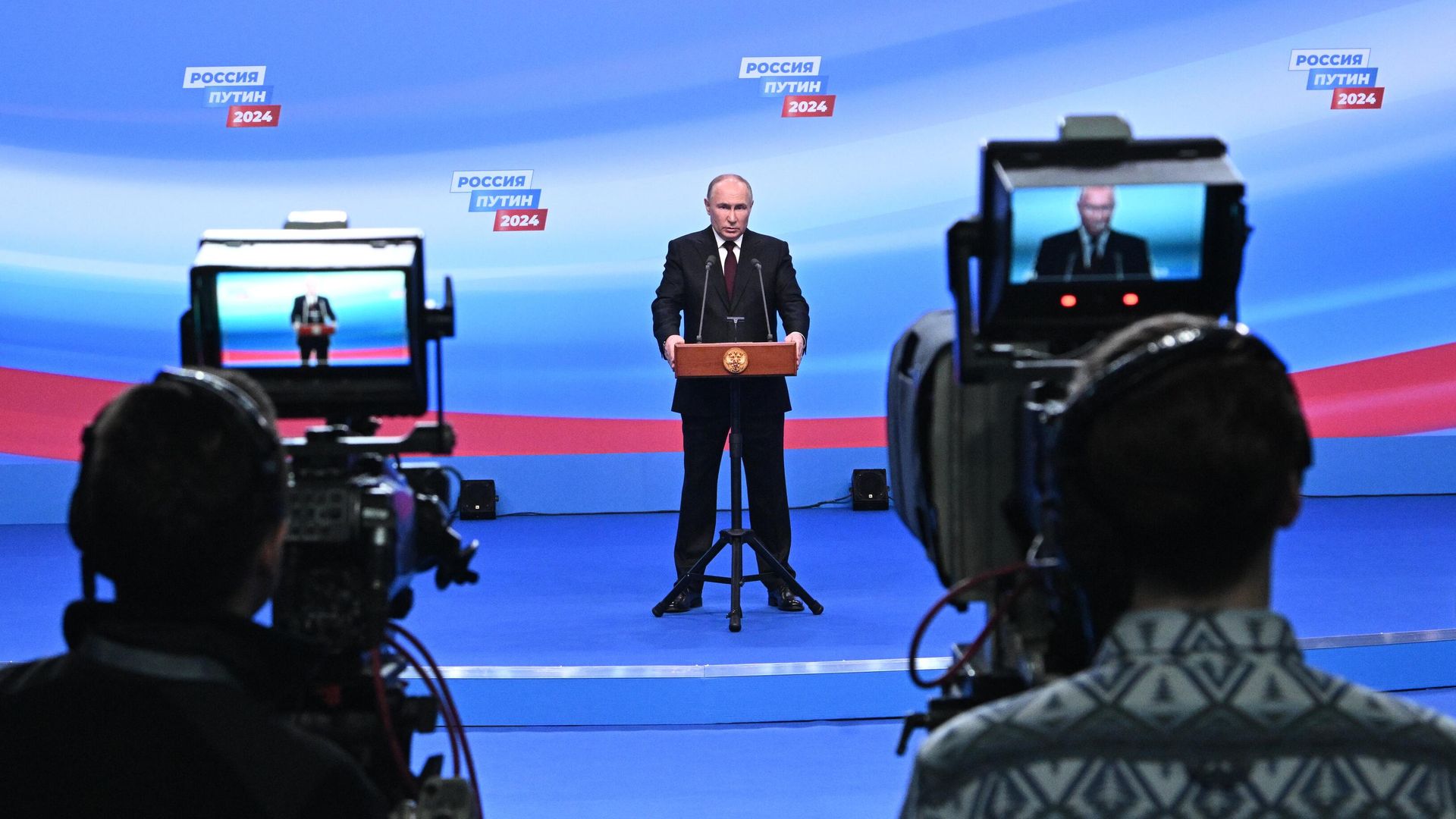 Кандидат в президенты России, действующий президент Владимир Путин выступает перед журналистами в своем избирательном штабе Кандидат в президенты России, действующий президент Владимир Путин выступает перед журналистами в своем избирательном штабе - РИА Новости, 1920, 18.03.2024