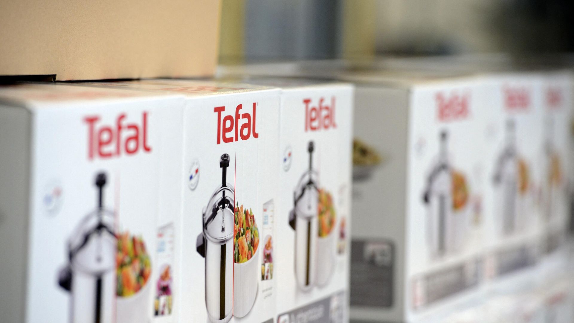 Товары фирмы Tefal на полке в магазине Товары фирмы Tefal на полке в магазине - РИА Новости, 1920, 18.03.2024